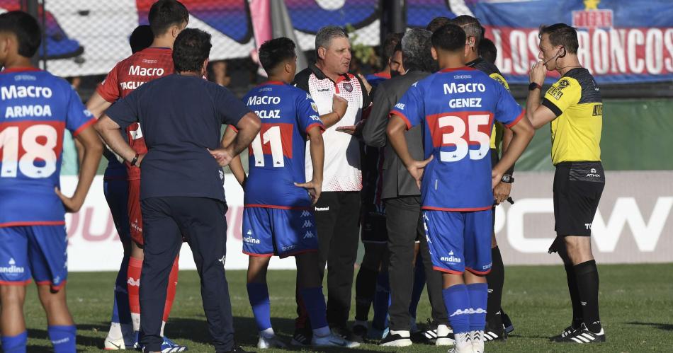 Escandalo- Tigre-Chacarita suspendido por una agresioacuten a un jugador