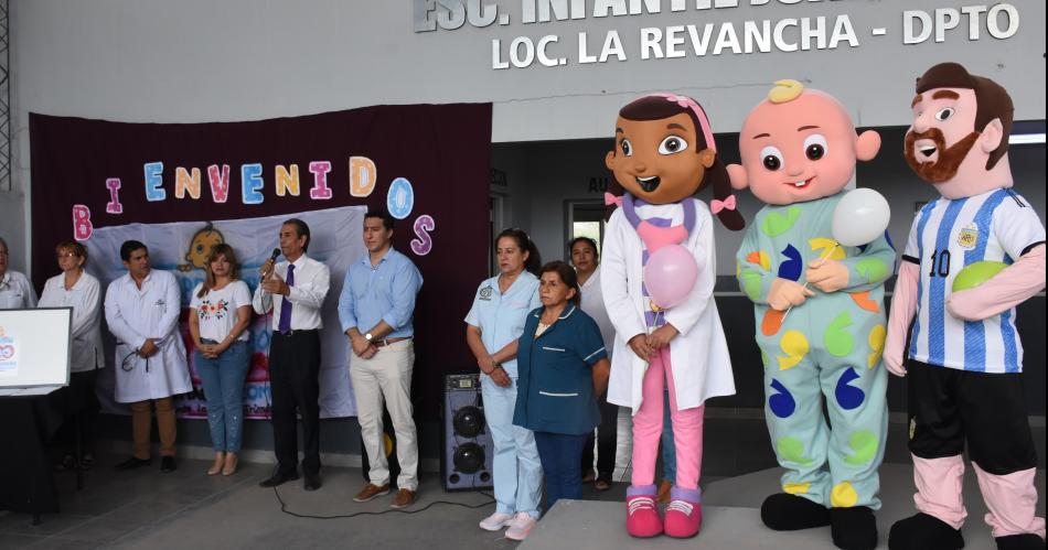 Presentaron en la localidad de La Revancha el carnet para los beneficiarios del programa Mis Primeros 1700 diacuteas