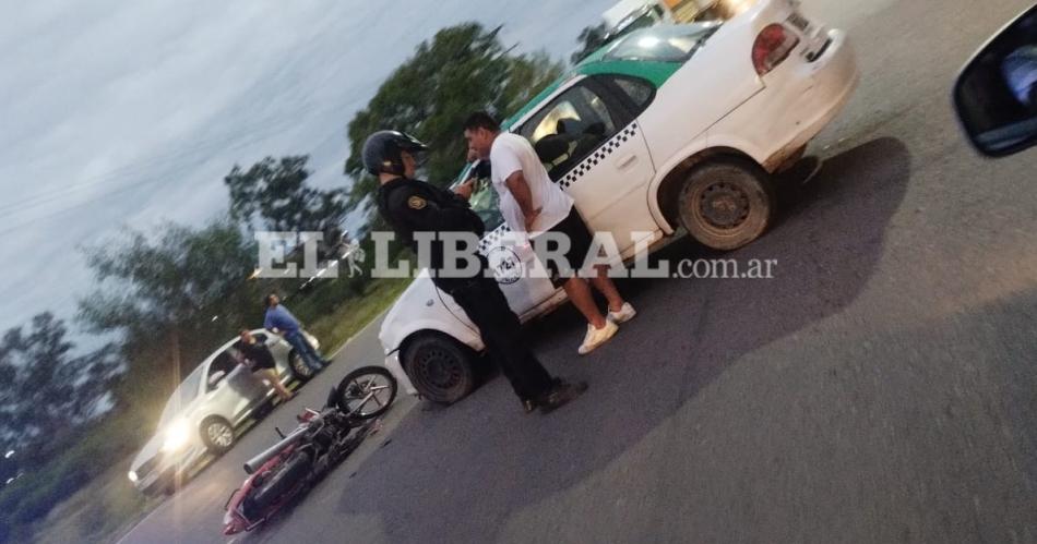 Violento choque entre un remis y una moto- hay menores heridos