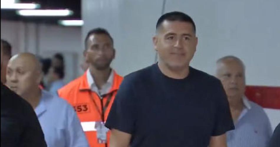 Riquelme asistioacute por primera vez como dirigente al Maacutes Monumental