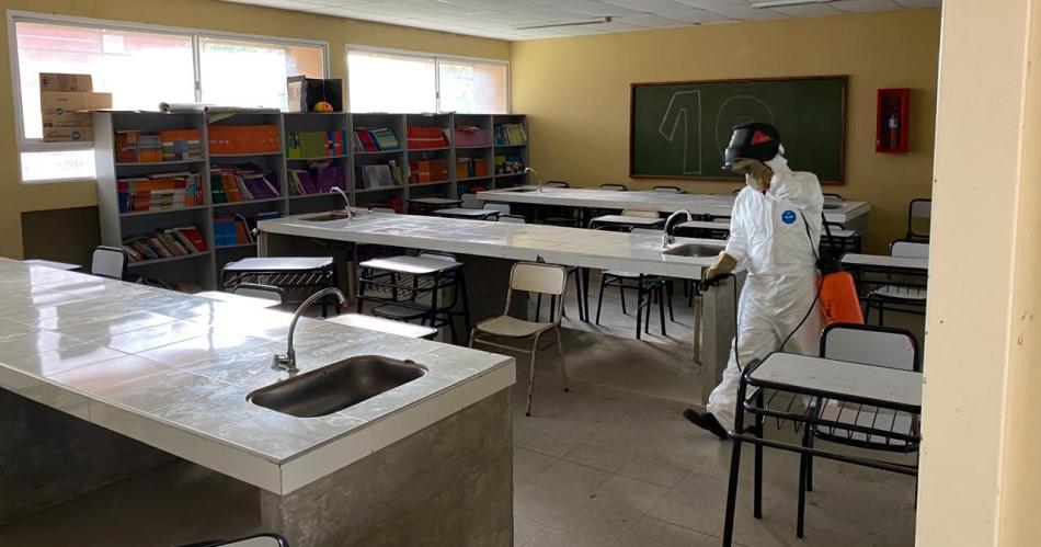 En Estacioacuten Taboada realizaron fumigacioacuten y desmalezamiento en establecimientos educativos