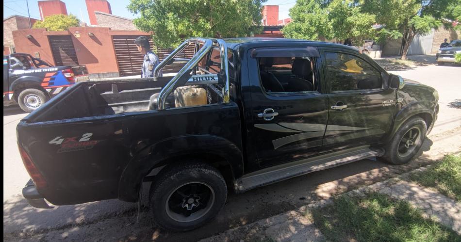 Rompen el vidrio de la camioneta de un oficial de policiacutea y roban bienes