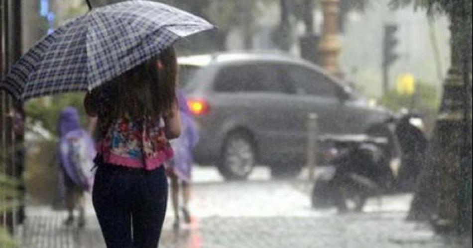 Vuelta a clases bajo el agua- tormentas aisladas y una maacutexima de 25deg este lunes en Santiago