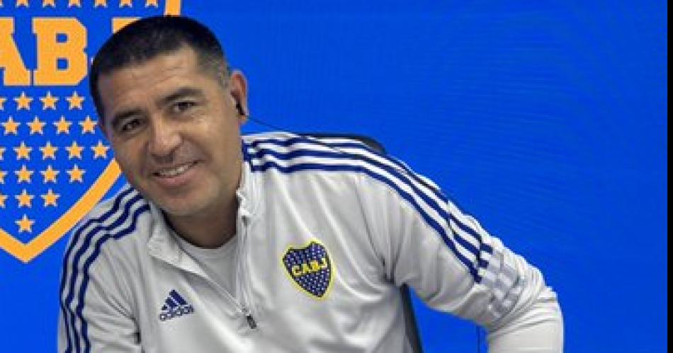  Juan Rom�n Riquelme destacó la profesionalidad de Edinson Cavani