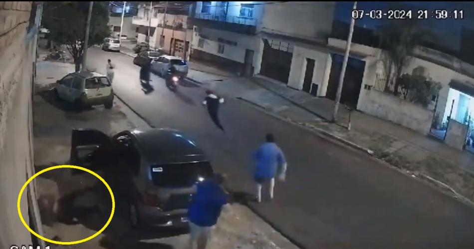 TERRIBLE VIDEO  Motochorros balean en el pecho a una policiacutea en intento de robo