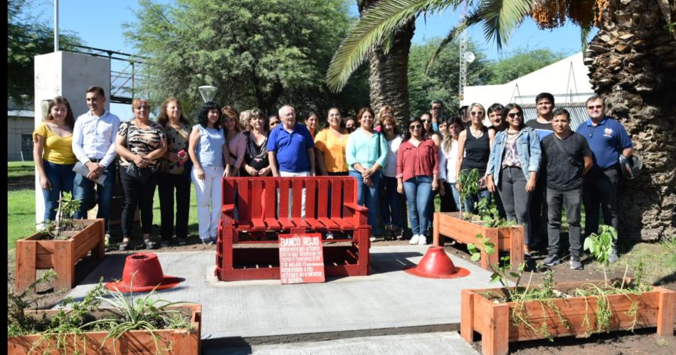 Reinauguran el banco rojo en homenaje al Diacutea de la Mujer