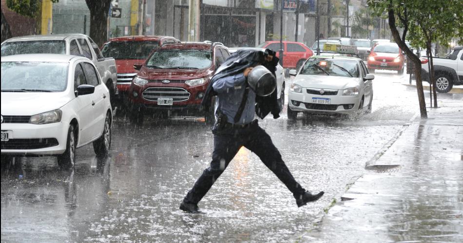 Anticipan tormentas fuertes raacutefagas de viento y granizo en Santiago- queacute zonas