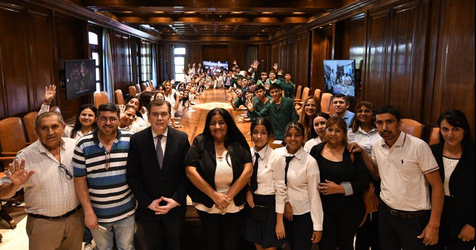 Alumnos de dos colegios del departamento Ibarra fueron recibidos por el Gobernador