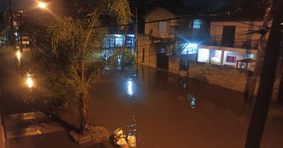 El terrible temporal dejoacute al menos un muerto y hay severas inundaciones