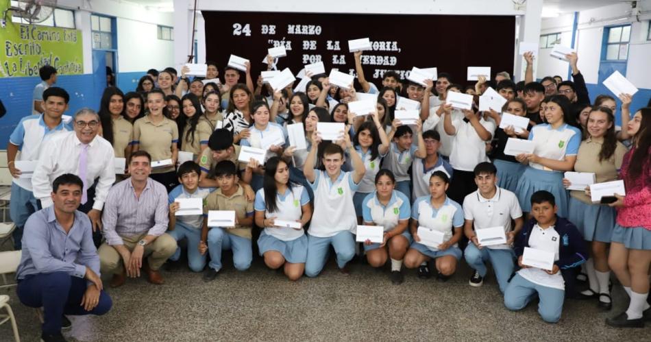 Cientos de estudiantes del departamento Riacuteo Hondo recibieron tablets