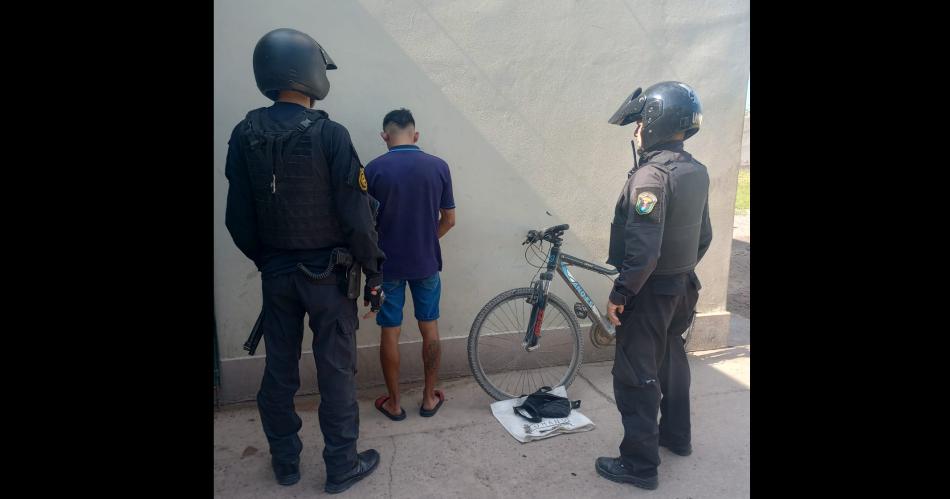 Golpeoacute con un palo de escoba a policiacuteas por arrestarlo tras cometer un violento robo