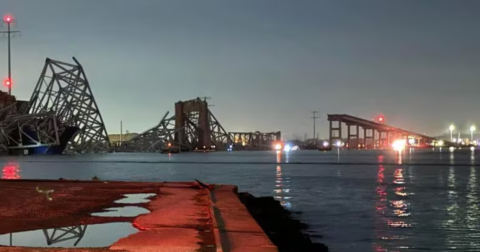 Impactante colapso de un puente tras el choque de un barco