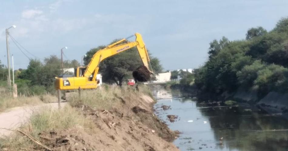 La Municipalidad continuacutea trabajando en la limpieza del Desaguumle Principal Sur