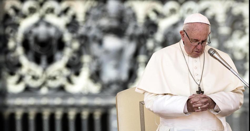 Luego de perderse la procesioacuten el Papa Francisco estuvo en la Vigilia Pascual