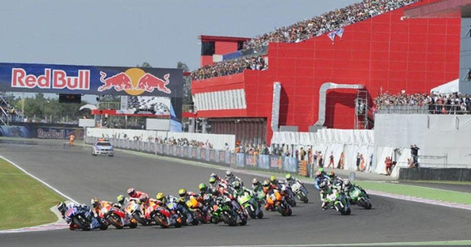 La empresa duentildea de la Foacutermula 1 anuncioacute la compra del MotoGP