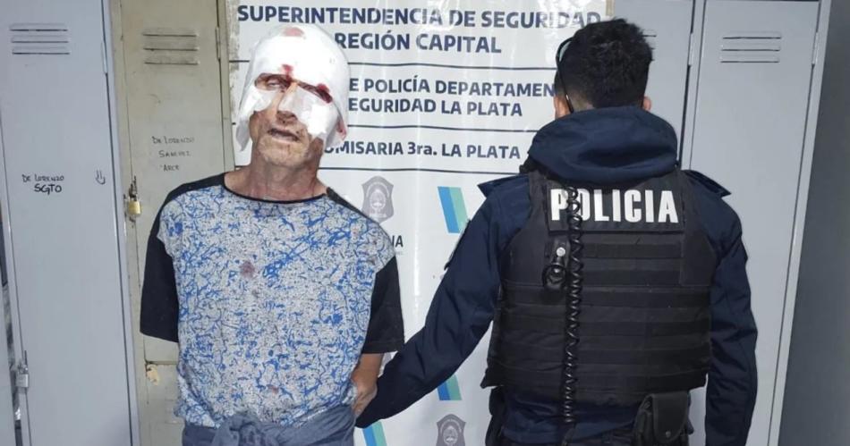 Por mano propia- vecinos lincharon y desnudaron a un ladroacuten que se habiacutea escapado de un penal