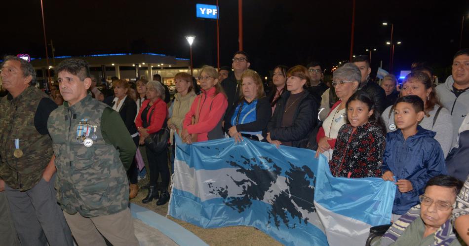 FOTOS  Emotiva vigilia en homenaje a los caiacutedos en Malvinas