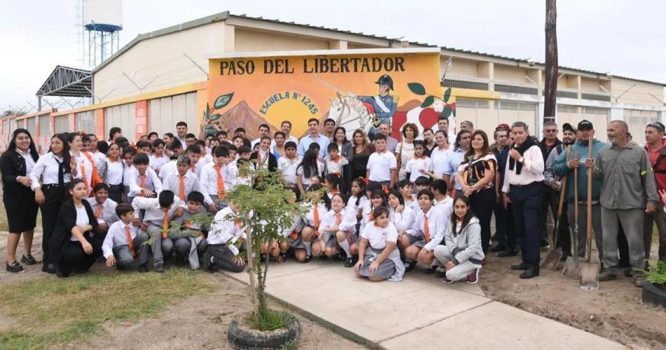 En Las Termas se colocaron maacutes de 100 plantines en camineriacutea