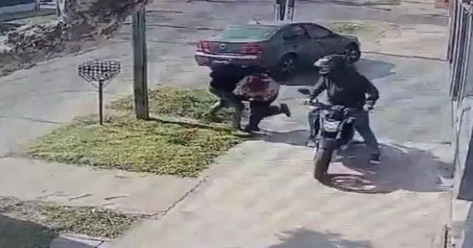 Motochorros apuntildealaron a una adolescente