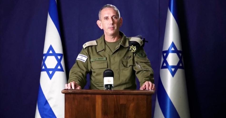 El contralmirante Daniel Hagari portavoz de las Fuerzas de Defensa de Israel (FDI) informa a periodistas este lunes 16 de octubre (Créditos- Ejército israelí vía Reuters)