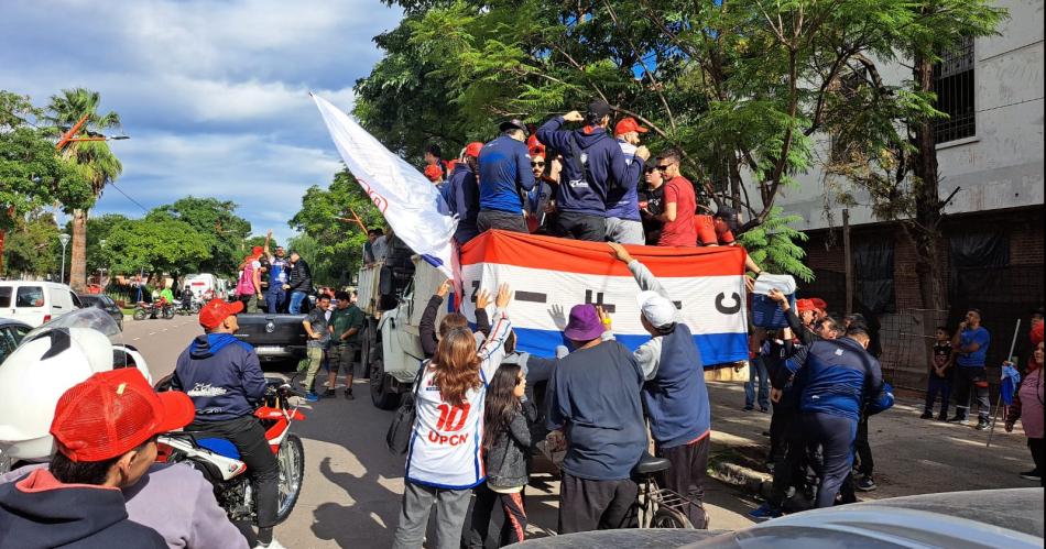 Multitudinaria caravana de Quimsa para festejar el tiacutetulo de la Basketball Champions League