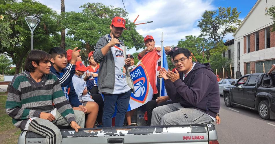 Multitudinaria caravana de Quimsa para festejar el tiacutetulo de la Basketball Champions League