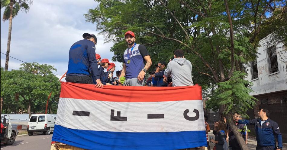 Multitudinaria caravana de Quimsa para festejar el tiacutetulo de la Basketball Champions League