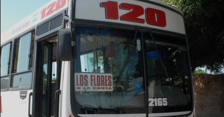 Atencioacuten pasajeros- Una liacutenea de colectivos haraacute paro este martes