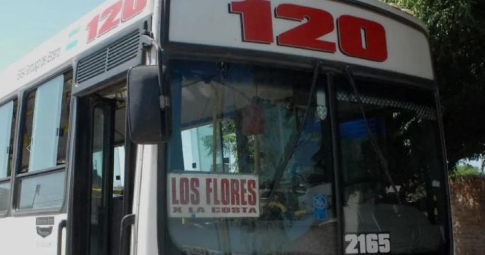 Se levantoacute el paro de colectivos de la liacutenea 120