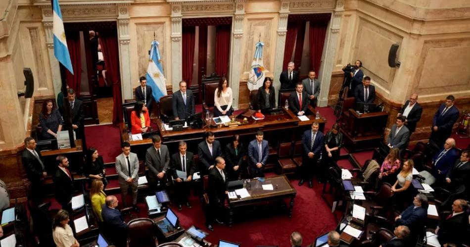 Poleacutemica- a mano alzada los senadores se aumentaron el sueldo y ahora cobraraacuten  4 millones