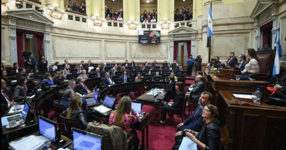 Dos senadores radicales pidieron que no les aumenten el sueldo- quieacutenes son