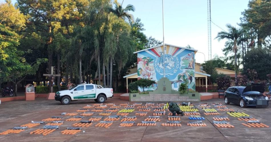 Evadieron un control y abandonaron un auto con maacutes de 600 kilos de marihuana