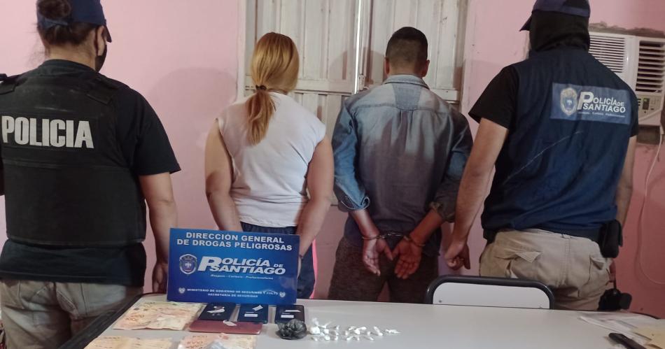 Apresan a dos personas y secuestran casi 30 dosis de cocaiacutena dinero y celulares