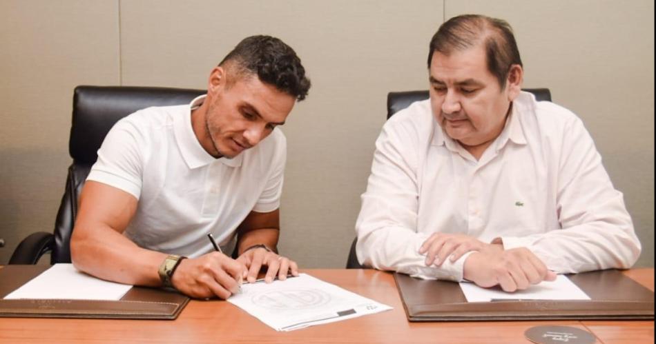 Ya es ferroviario- Lucas Gonzaacutelez firmoacute su contrato 