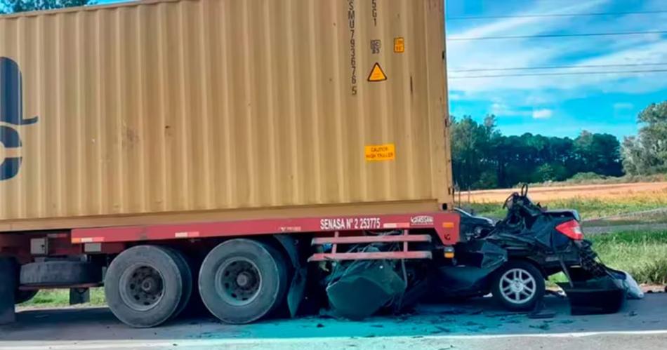 Fatalidad sobre la Ruta 9- un auto se incrustoacute abajo de un camioacuten y el conductor murioacute