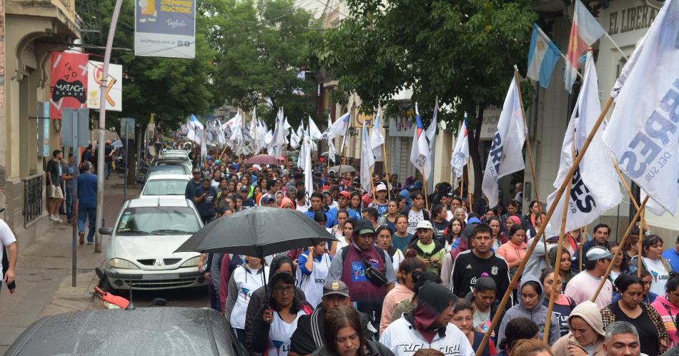 Marcha universitaria- Le decimos al gobierno que la educacioacuten no se vende