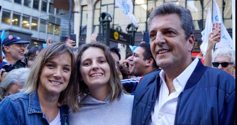 Sergio Massa dijo presente en la marcha universitaria- acompantildeoacute a su hija