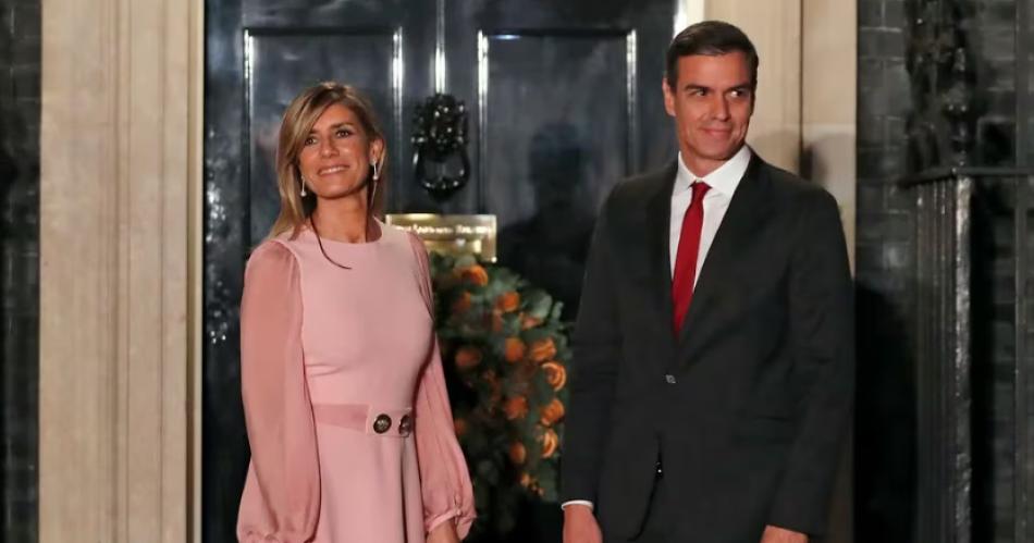 El presidente del gobierno español Pedro S�nchez y su esposa Begoña Gómez llegan al número 10 de Downing Street en Londres (AP FotoAlastair Grant Archivo)