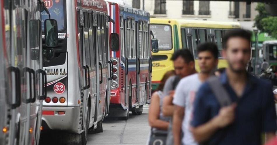 No habraacute paro de colectivos- UTA y las caacutemaras empresariales llegaron a un acuerdo