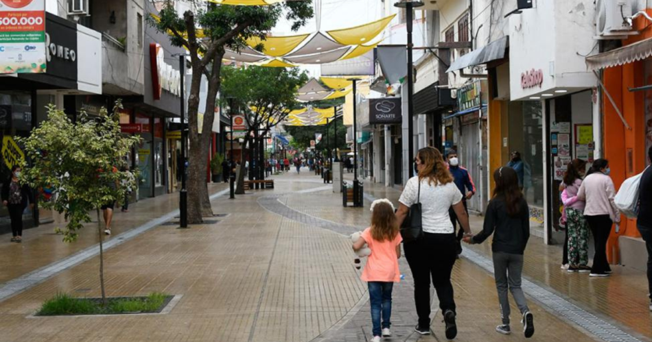 Coacutemo trabajaraacuten los comercios de Santiago durante el feriado del saacutebado 27 de abril