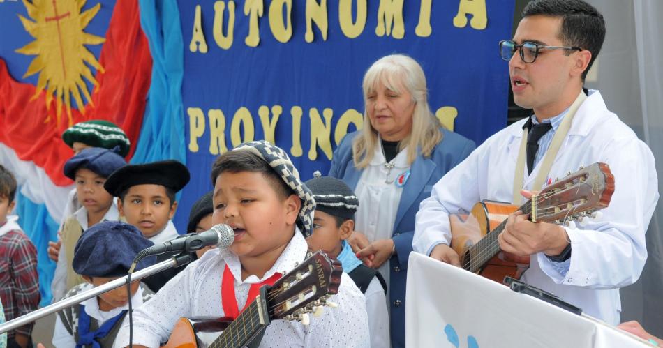 Geroacutenimo Ruiz Ferreyra tiene siete antildeos y un video viral le reafirmoacute su suentildeo de ser cantor