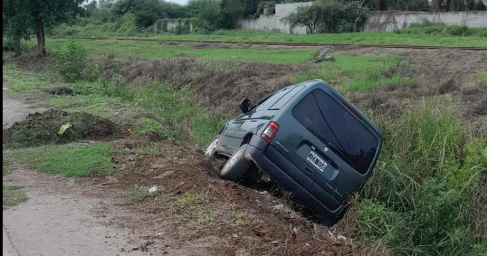 Chocoacute con su utilitario contra un motociclista y terminoacute de costado en el interior de una acequia