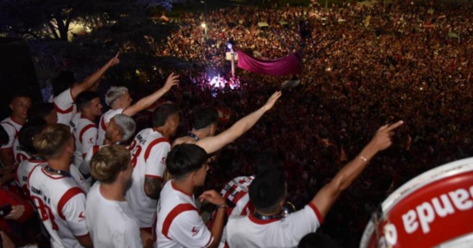 Multitudinario festejo de Estudiantes de La Plata por la consagracioacuten en Santiago