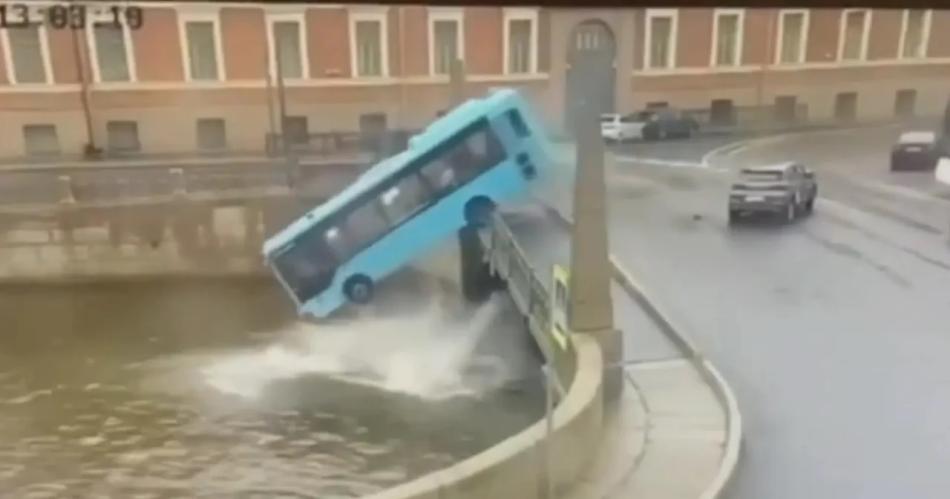 Un oacutemnibus cayoacute al riacuteo y murieron varios pasajeros