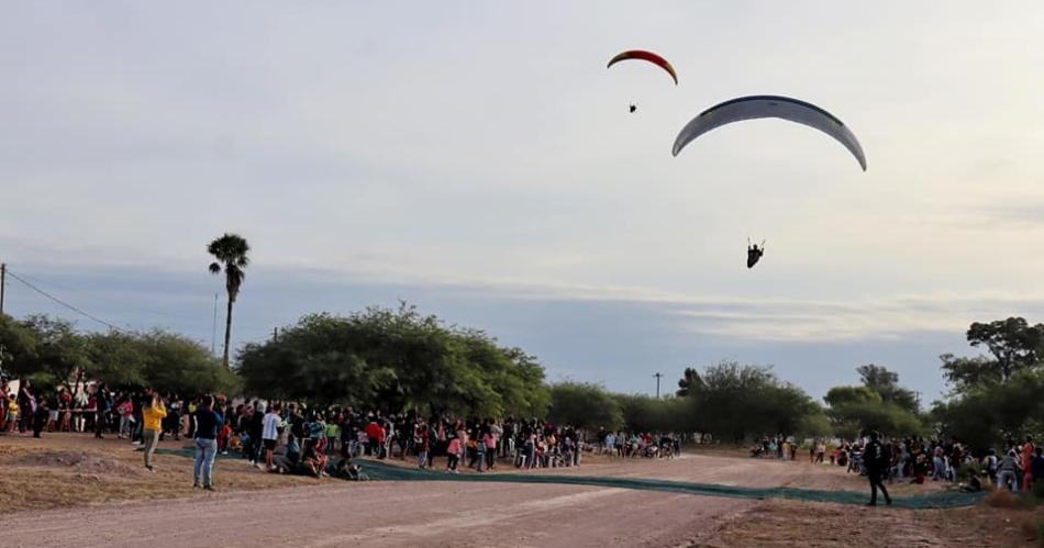 La comunidad de La Cantildeada disfrutoacute del gran espectaacuteculo de parapentes