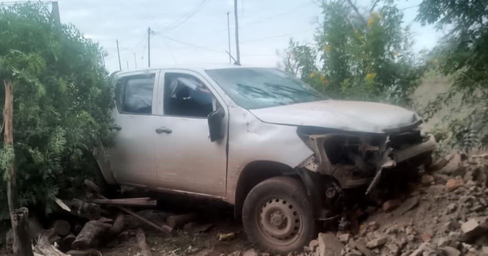 DAÑOS La camioneta destruyó la tapia perimetral y el acompañante perdió el conocimiento unos minutos