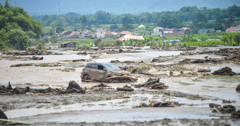 Inundaciones en Indonesia- se reportaron 43 muertos y 15 desaparecidos