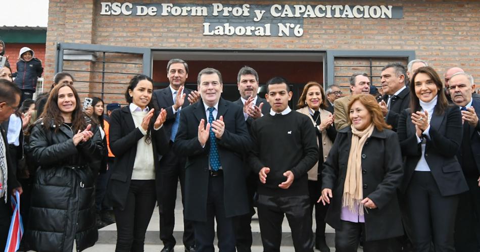 Zamora entregoacute viviendas e inauguroacute obras en el Hospital y el edificio de una escuela en Suncho Corral