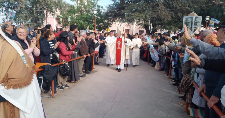 Con una multitudinaria ceremonia en la Villa se honroacute al Sentildeor de los Milagros de Mailiacuten