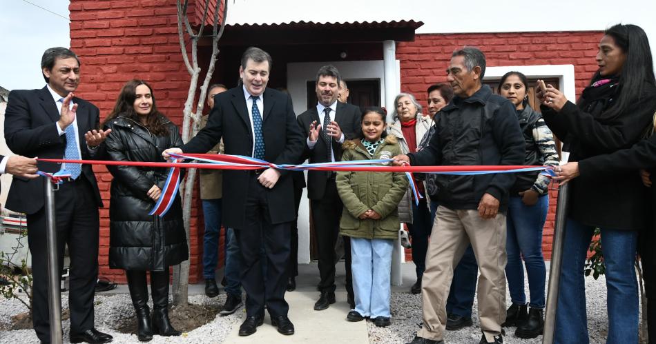 Zamora entregoacute viviendas e inauguroacute obras en el Hospital y el edificio de una escuela en Suncho Corral